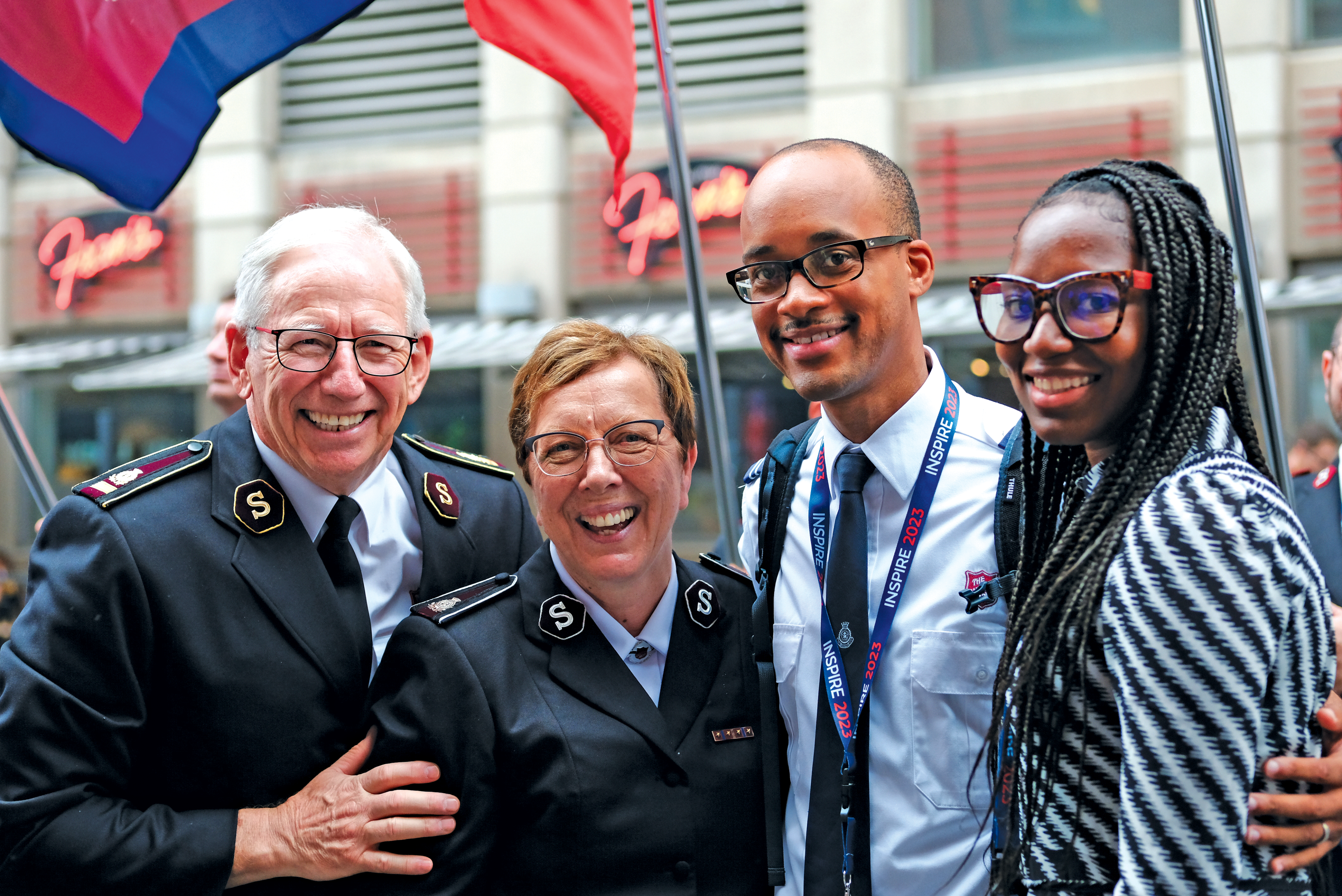Groupe de personnes souriantes